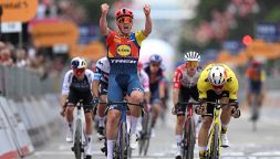 Durazzo-Tirana, Pedersen brucia van Aert ed è la prima maglia rosa del Giro