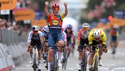 Durazzo-Tirana, Pedersen brucia van Aert ed è la prima maglia rosa del Giro