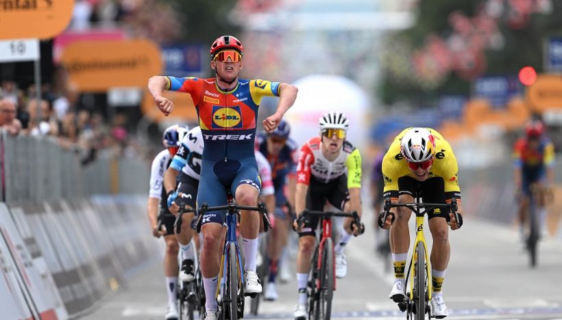 Diretta Live Giro d'Italia sabato 10 maggio seconda tappa: Tarling leader, Roglic conquista il secondo posto