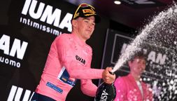 Giro d'Italia terza tappa: Pedersen doppietta in Albania e maglia Rosa, secondo Strong