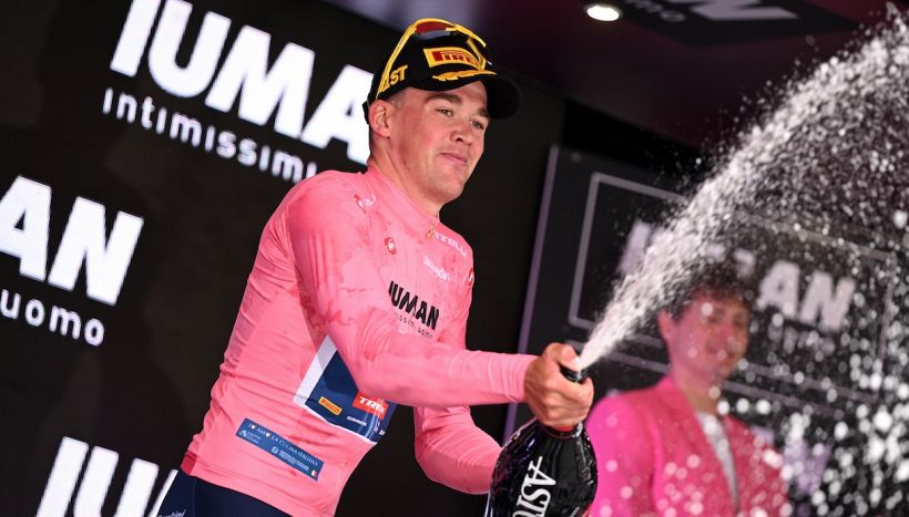Giro d'Italia terza tappa: Pedersen doppietta in Albania e maglia Rosa, secondo Strong