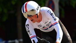 Giro d'Italia, tappa 2: Tarling vince la crono di Tirana, Roglic nuova maglia rosa
