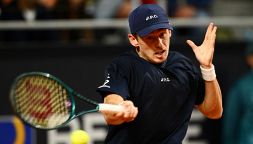 De Minaur e Nardi: il tifo diventa tossico. L’australiano a muso duro contro il pubblico, interviene il giudice di sedia