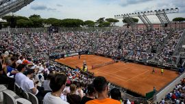 Paura a Roma, De Minaur-Dellien sospesa: il malore, le urla e l’attesa dei soccorsi. Poi nuovo stop per le Frecce