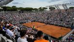 Internazionali, De Minaur-Dellien sospesa per un malore sugli spalti: le urla dei tifosi e l’attesa per l’ambulanza