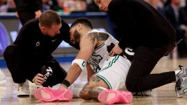 NBA, Tatum lascia il campo in lacrime: l’infortunio che mette a rischio i Celtics. Come sta la stella di Boston