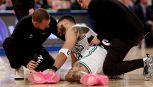 NBA, Tatum lascia il campo in lacrime: l’infortunio che mette a rischio i Celtics. Come sta la stella di Boston