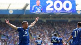 Vardy, addio da brividi al Leicester: il gol e l’omaggio dei tifosi per l’eroe della Premier vinta con Ranieri