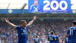 Vardy, addio da brividi al Leicester: il gol e l’omaggio dei tifosi per l’eroe della Premier vinta con Ranieri