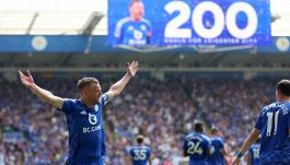 Vardy, addio da brividi al Leicester: il gol e l’omaggio dei tifosi per l’eroe della Premier vinta con Ranieri