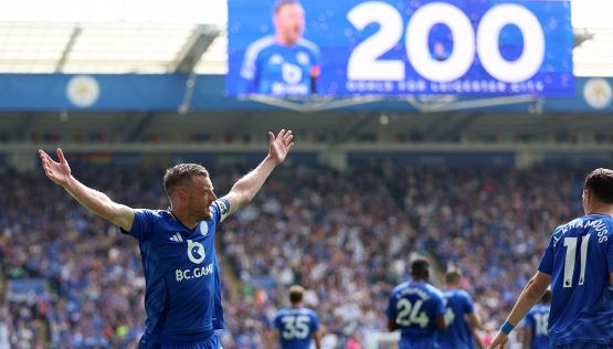 Vardy, addio da brividi al Leicester: il gol e l’omaggio dei tifosi per l’eroe della Premier vinta con Ranieri