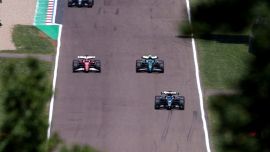 F1 Imola, Alonso furioso con Leclerc e la Ferrari. Team radio di fuoco: 'Pensano di essere da sole'