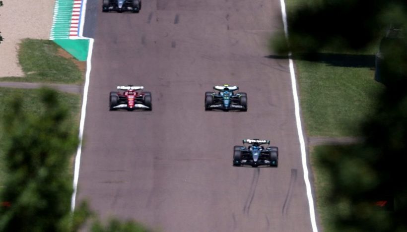 F1 Imola, Alonso furioso con Leclerc e la Ferrari. Team radio di fuoco: "Pensano di essere da sole"