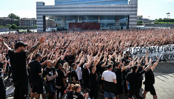 Milan, contestazione durissima: Furlani e Ibrahimvic nel mirino. Le accuse: l’addio a Maldini e il mancato arrivo di Conte