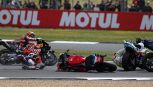 MotoGP Silverstone, Alex e Marc Marquez cadono ma tornano in gara: perchè sono ripartiti dopo la bandiera rossa