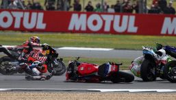 MotoGP Silverstone, Alex e Marc Marquez cadono ma tornano in gara: perchè sono ripartiti dopo la bandiera rossa