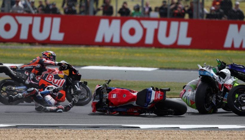 MotoGP Silverstone, Alex e Marc Marquez cadono ma tornano in gara: perchè sono ripartiti dopo la bandiera rossa