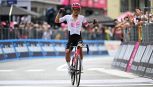 Giro d'Italia tappa 11: Carapaz vince la Viareggio-Castelnovo. Del Toro in Rosa per la terza volta consecutiva