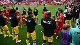 Liverpool-Crystal Palace, doppio pasillo: anche i campioni d’Inghilterra omaggiano i vincitori dell’FA Cup