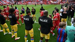 Liverpool-Crystal Palace, doppio pasillo: anche i campioni d’Inghilterra omaggiano i vincitori dell’FA Cup