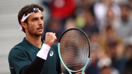 Roland Garros, Musetti è l’uomo della pioggia: il gesto con la raccattapalle come Sinner a Indian Wells. Ma Lorenzo fa paura a tutti