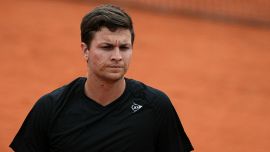 Roland Garros, l’accusa choc di Kecmanovic: “Mi hanno sputato addosso”. Il tifo francese ancora nel mirino