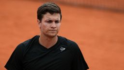 Roland Garros, l’accusa choc di Kecmanovic: “Mi hanno sputato addosso”. Il tifo francese ancora nel mirino