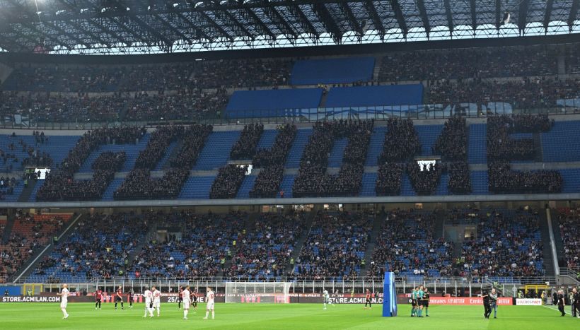 Milan, tensione alle stelle: un tifoso con la maglia di Maldini scortato fuori dallo stadio. E Furlani fa un’ammissione su Conte