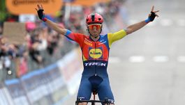 Giro d'Italia Fiume Veneto-Asiago: Verona dedica la vittoria a Ciccone, Del Toro rimane in rosa. Roglic in crisi