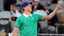 Roland Garros, Sinner cancella Lehecka in tre set e approda agli ottavi di finale. Lunedì la sfida all'insidioso Rublev