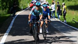 Giro d'Italia 16esima tappa, Scaroni e Fortunato regalano la prima vittoria azzurra, Roglic si ritira. Del Toro rischia grosso