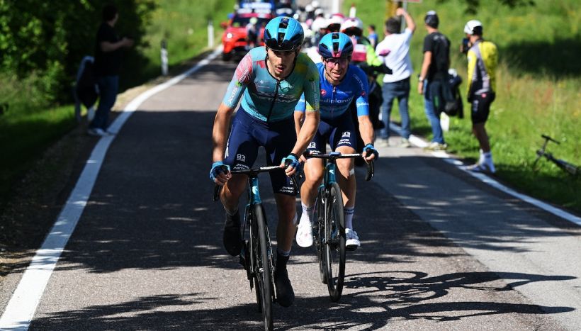 Giro d'Italia 16esima tappa, Scaroni e Fortunato regalano la prima vittoria azzurra, Roglic si ritira. Del Toro rischia grosso