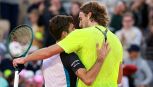 Gigante batte Tsitsipas e vola al 3° turno del Roland Garros: che impresa per Matteo, clamoroso flop del greco