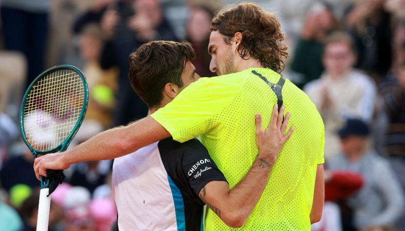 Gigante batte Tsitsipas e vola al 3° turno del Roland Garros: che impresa per Matteo, clamoroso flop del greco