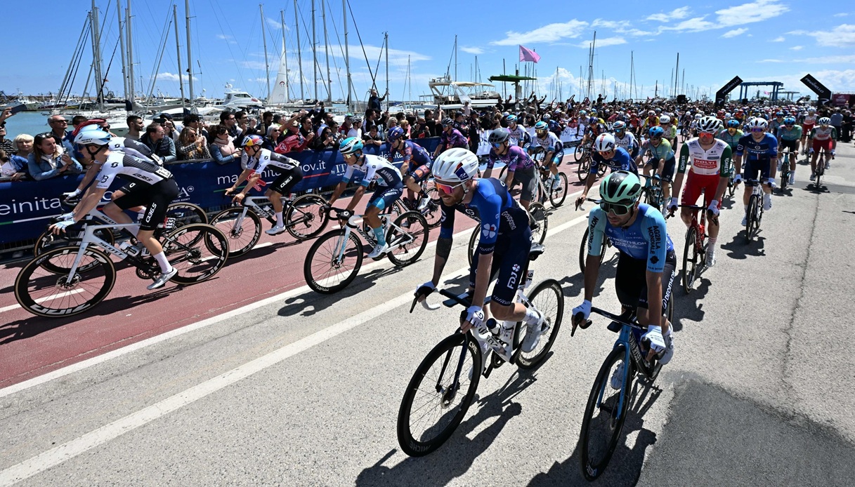 https://wips.plug.it/cips/sport.virgilio.it/cms/2025/05/giro-partenza-tappa-8.jpg