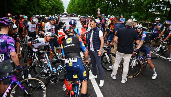 Giro d'Italia, la tappa 6° Potenza-Napoli a Groves. Maxi caduta, fratture e ritiri, Hindley in ospedale