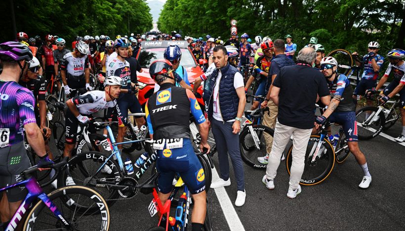 Giro d'Italia, la tappa 6° Potenza-Napoli a Groves. Maxi caduta, fratture e ritiri, Hindley in ospedale