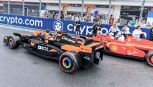 F1, la gara con le monoposto Lego diventa un autoscontro: Hamilton filma tutto. Verstappen: 'Mattoncini ovunque'