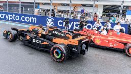 F1, la gara con le monoposto Lego diventa un autoscontro: Hamilton filma tutto. Verstappen: "Mattoncini ovunque"