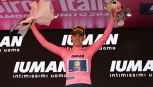 Giro d'Italia, 1a tappa: Pedersen beffa Van Aert, ancora secondo. Ayuso cade e si rialza, Landa si ritira. La classifica