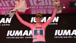 Giro d'Italia, 1a tappa: Pedersen beffa Van Aert, ancora secondo. Ayuso cade e si rialza, Landa si ritira. La classifica