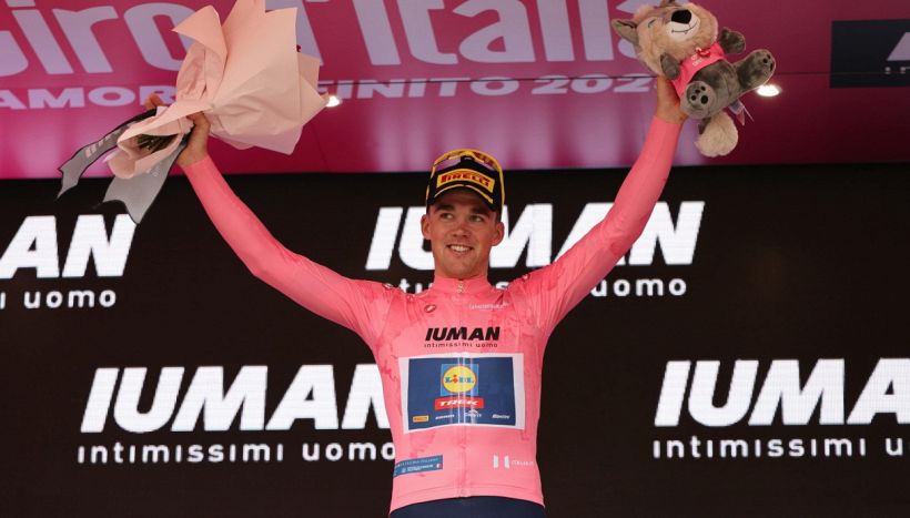 Giro d'Italia, 1a tappa: Pedersen beffa Van Aert, ancora secondo. Ayuso cade e si rialza, Landa si ritira. La classifica