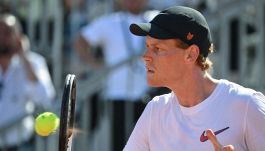 Internazionali, Sinner ritorna con un successo: soffre contro Navone e ora trova De Jong