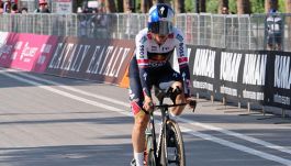 Giro d'Italia, 2a tappa: Roglic mostra i muscoli, ma Tarling la spunta per un secondo. Ayuso e Tiberi devono rincorrere