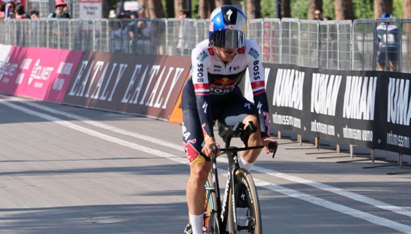 Giro d'Italia, 2a tappa: Roglic mostra i muscoli, ma Tarling la spunta per un secondo. Ayuso e Tiberi devono rincorrere