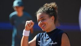 Internazionali, la prima volta di Paolini: il suo sorriso fa impazzire il Centrale. Ora la mina vagante Ostapenko