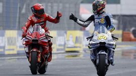 MotoGp Francia, Aldeguer tampona Marc Marquez e cade dopo la Sprint: l'incredibile sciocchezza del rookie, video