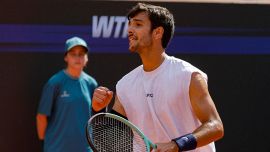 Internazionali, Musetti: la versione 2.0 di Lorenzo fa paura e ora c’è Medvedev. La Rai gli preferisce Alcaraz, che polemiche