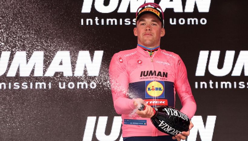 Giro d'Italia, Pedersen e Roglic salutano l'Albania da padroni, male Van Aert. E scoppia il caso dei "cartellini"