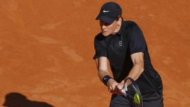 Roma, Sinner campione di fair play: il gesto d’applausi per De Jong. Polemiche sulla Rai, i tifosi invocano Panatta